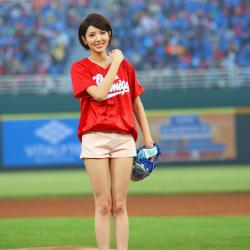 More information about "throws out the ceremonial first pitch in 2013 Pro baseball opening day for CPBL"