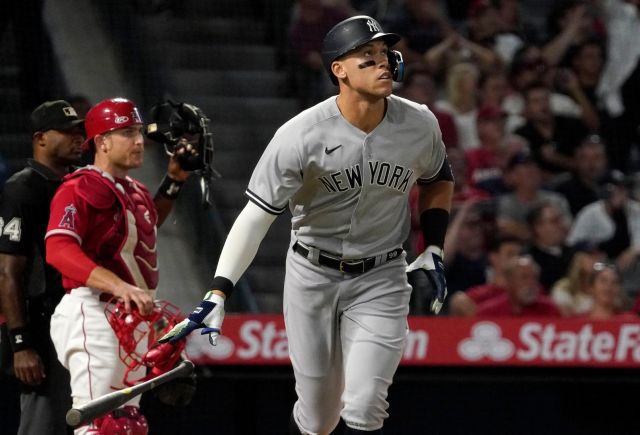 649044784_AaronJudgedropsthebatafterhittingathree-runhomerhis51stoftheseasoninthefourthinningoftheYankees7-4winovertheAngelsonAugust302022..thumb.jpg.6f697baec24428c40199e324aaf23f8f.jpg