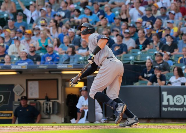 1088717657_AaronJudgewatcheshishomerunSundaySeptember182022inMilwaukee.thumb.jpg.8c753a5eeb148a8c6dc08ec4c04efdfa.jpg