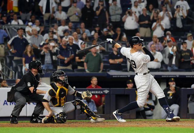 36077050_AaronJudgebeltshis60thhomerintheYankees9-8comebackwinoverthePiratesonSeptember202022.thumb.jpg.a7403ec4f9879c5bd61f4bc80a1079ef.jpg