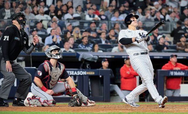 1912767724_AnthonyRizzobeltsatwo-runhomerinthesixthinningoftheYankees4-1winovertheGuardiansinGame1oftheALDS..thumb.jpg.1f4036ed27c6e820655ec6106807d8be.jpg