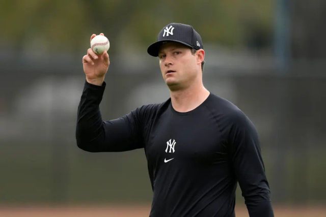 new-york-yankees-starting-pitcher-76569649.thumb.jpg.843772206562ac3c4b27085696f3de19.jpg