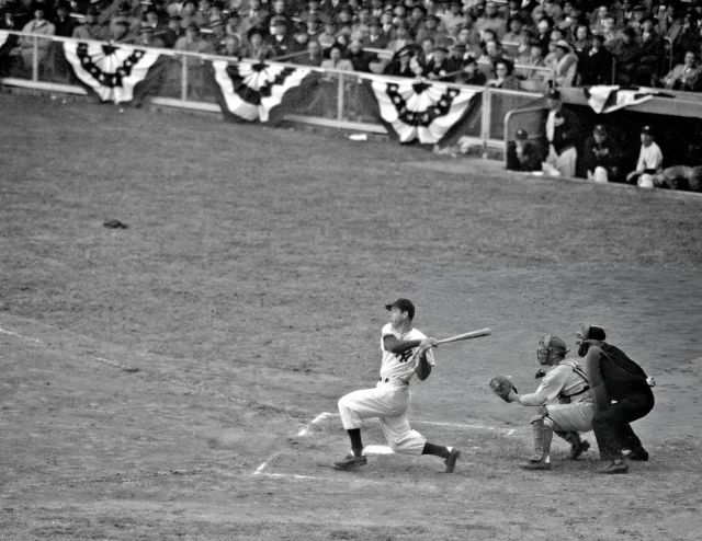 JoeDimaggio.thumb.jpg.74ee919559308b46b4b1a0d65aac4daf.jpg